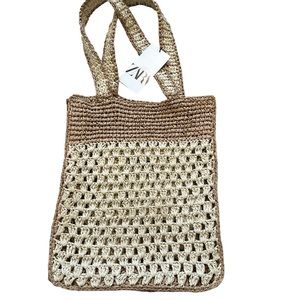 ZARA straw bag perfect for the beach or shopping. Size S/M